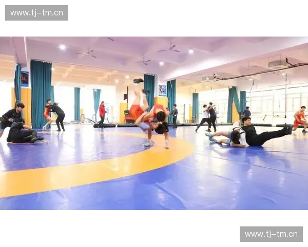 体能教练指导全面训练计划助你提升力量与耐力